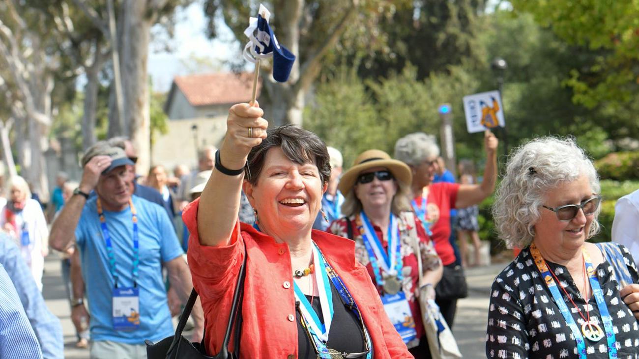 Alumni at the Parade of Classes