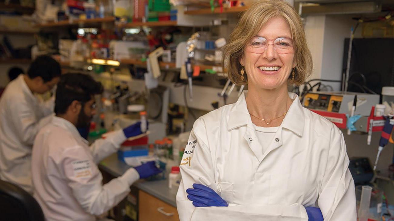 Jennifer Doudna '8 in lab